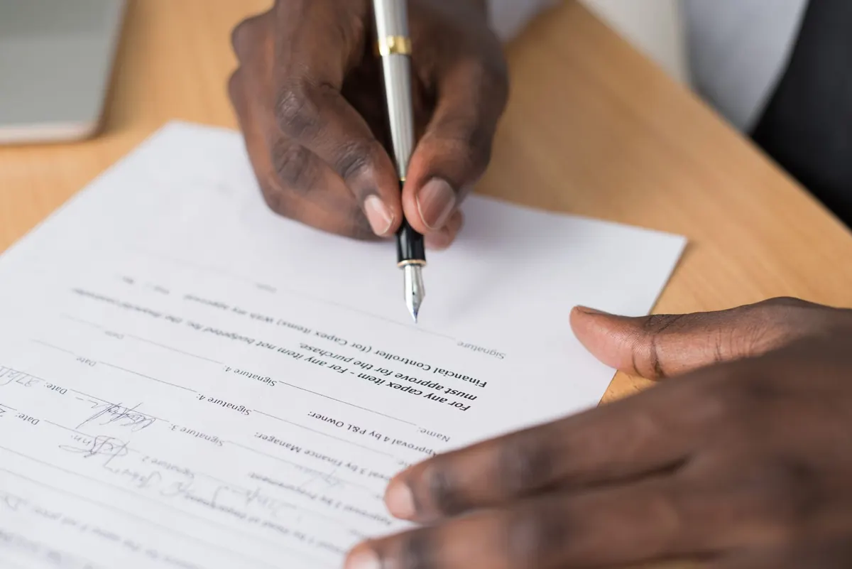 Modeling Agency Contracts Explained: Red Flags, Exclusivity, and Commission Basics